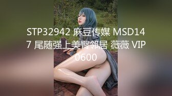 轻熟女好姐妹全程露脸一起跟狼友互动发骚，揉奶自己吃逼逼特写展示，让大姐姐手指带着套子插进去了不要错过