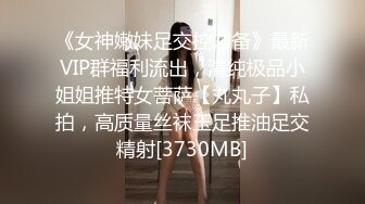   露脸新人妹子，欧式沙发全裸自慰，特写掰开蝴蝶逼，手指插穴表情很享受