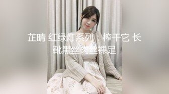 风情少妇就是勾人，美女穿着紧身裹胸黑衣躺在床上，浑圆挺翘屁股+丰满软软肉体，情欲冲动啪啪狠操猛搞