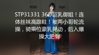  女同学被班上好几个了男生胁迫脱她衣服摸奶子,还掏出鸡巴让她吃,还插入她无毛白虎逼