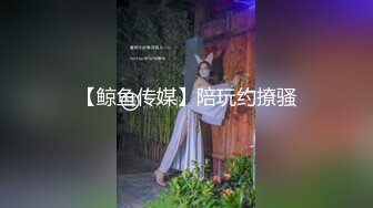     服装店老板娘！打烊后在店里自慰，撩起裙子跳蛋震穴，很敏感搞得多是水，拉扯跳蛋一脸享受