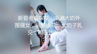 风骚少妇燃情户外逼里塞着跳弹玩耍，全程露脸漏出骚奶子揉捏，回到家里赶紧冲个热水澡自慰骚逼都湿透了