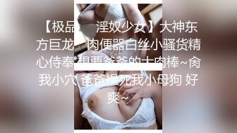 欧美胡子小叔刚出差回来洗澡就被黑皮室友勾引在沙发上艹他的骚逼(上)