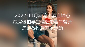 古铜色东方小美女和东欧白嫩美女一起玩3P同时玩大肉棒阴道插着吃逼