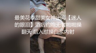 大哥双飞两个风骚轻熟女，露脸床上一起伺候大哥