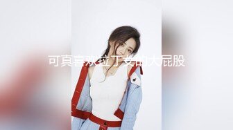 張思允 白色帶圖案上衣搭配藍色短裙服飾 樣貌甜美賞心悅目