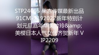  在小姨家留宿半夜上厕所发现小姨房门没关严往里一看竟然发现在自慰