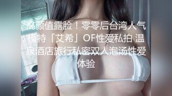 巨乳宝妈出门逛街，乳房的奶水涨疼了，赶紧躲进厕所释放，哎呦这喷的，幸好及时啊，照这喷量衣服都得湿透！