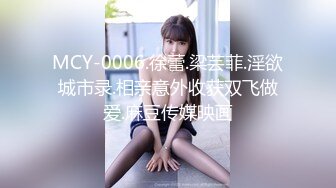  约操在校大学生小女友  撩起被子掰穴毛毛浓密  翘起双腿埋头舔逼  舔屌吸吮有点生疏  激情爆插