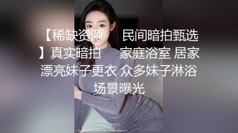 老婆屄痒想被操，自己找来假鸡巴插到屄水泛滥.