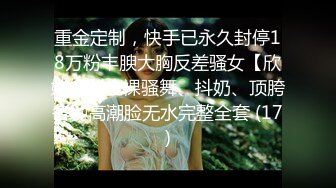   哥哥的小骚宝贝，无毛白虎丝袜高跟情趣肚兜勾搭送快递的小哥，交足交舔蛋蛋好骚