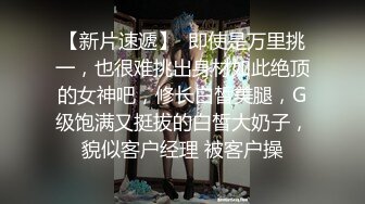 【如充气娃娃一般超粉美穴】两根水晶假屌一起插，塞满双洞，大黑牛震动双倍快乐，高潮出水毛巾多湿了太骚了