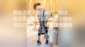 电影院门口 男子帮女生整理衣服力度太大 奶子露出来了都不知道