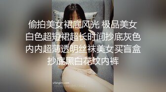 两女子在网吧大打出手，衣服撕破了，洁白的大奶子看得网管都不想劝架