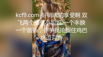 野性小美女露脸燃情大秀，一个人蹲在地上吸着小烟，不停的扣弄骚穴，高潮喷水不断给狼友看特写逼逼水嫩光滑