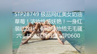  软软柔柔时尚白皙美女 好勾人啊 脱光光娇躯耀眼 萌萌韵味心动不已 扑上去用力爱抚亲吻狠狠抽送深操