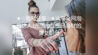 丰满女友，小荡妇，躺着给假鸡巴搞，随便蹭几下阴穴都湿哒哒啦！