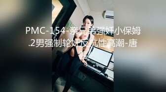 私房46RMB热作品，和D奶闺蜜一起洗澡，女主坐在浴缸里面，闺蜜坐在浴缸外面洗淋浴