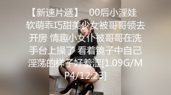 摸着女友的奶侧入她