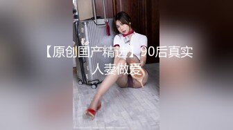 苗条妹子白嫩粉木耳戴套男上姿势狂插肛门，前面用道具，前后双插