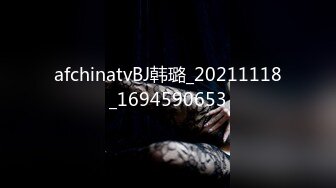 《究极核弹绝版》顶级绿帽奴伺候老婆与单男做爱【绿帽春哥】私拍，看着老婆被别人肏他打飞机与老婆一起吃单男鸡巴