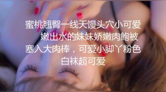 无毛逼大奶人妻少妇镜头前的诱惑，全程露脸一个人大秀直播，各种发骚诱惑，揉奶玩逼看特写