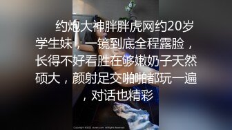 奶子上有纹身的露脸小骚逼躺在床上发骚，道具不停抽插无毛白虎逼，自己舔奶子坐插道具，浪叫呻吟不止别错过