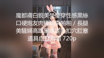 年轻小妹被渣男小哥带到酒店玩弄，全程露脸脱光了发骚舔鸡巴，激情上位让小哥抱着小屁股狂插