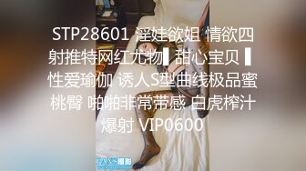 【新片速遞】 商场女厕全景偷拍两个美女的肥鲍鱼❤️卧槽!无意中发现还有一个小伙也在趴下看美女的B