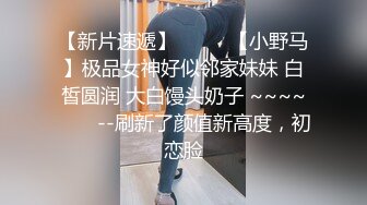 满背纹身新人小妹！性感蜜桃臀假屌深插，无毛骚穴振动棒伺候