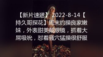 长发女神在我面前替兄弟口交，骚叫连天