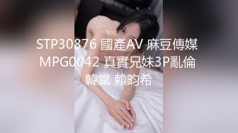  坦克少妇露脸道具自慰，吊钟奶子，撅起屁股露出一个大黑鲍鱼，阴毛好多