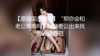 小四眼妹妹 穿着凉鞋到广场上厕所，跟在后面 等她蹲下解开内裤，窥探森林的洞开，漂亮哦！