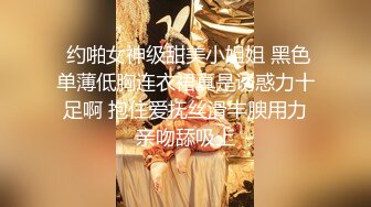 大哥的母狗少妇全程露脸深喉大鸡巴，撅着屁股让大哥用道具抽插骚穴，激情上位后入抽插，情趣小乳夹淫语不断