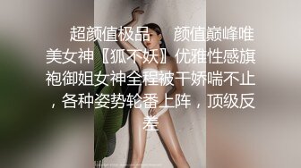 大乳头在她湿漉漉的衣服下鼓起，水溅在她的脸上，男人无法抗拒 (656f6657be581)