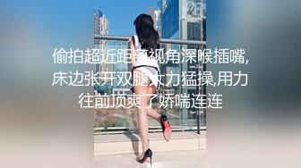 喜欢户外的美女骚货跟小哥野外车震超刺激，撅着屁股掰开骚穴给狼友看，车上口交大鸡巴让小哥抓着奶子干射嘴