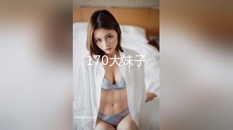 交换女友玩4P大战 眼镜妹子的小穴还 是榴莲味的