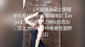  白毛女友穿白丝，爱在镜头前比耶