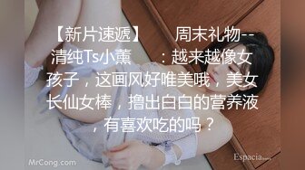 微胖极品清纯学生妹不学好和男友在家啪啪,穿着校服短裙掀开裙子就干,还是个馒头B