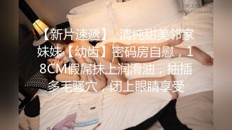 华东政法大学骚母狗 丁婕 手握男友的大鸡巴贪婪的舔舐 还边看电视边用鸡巴来摩擦牙齿 真是太会玩了