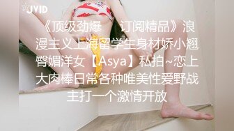 妖娆美少妇欧美风格跪着吃双屌，前后齐夹击，一顿后入猛如虎，撸射在肚子上