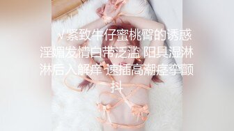   烈焰红唇美女大战头套男极品美腿吊带白丝，猛扣多毛骚穴，美女很享受直浪叫