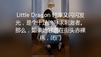 风吟鸟唱嫩模丝丝坐在沙发上玩逼拍写真被摄影师和导演弄到床上一个舔一个用手玩