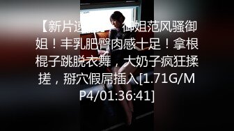  淫娃女友黑丝情趣全程露脸跟狼友发骚互动，主动扒下男友的裤衩舔弄大鸡巴吸蛋蛋